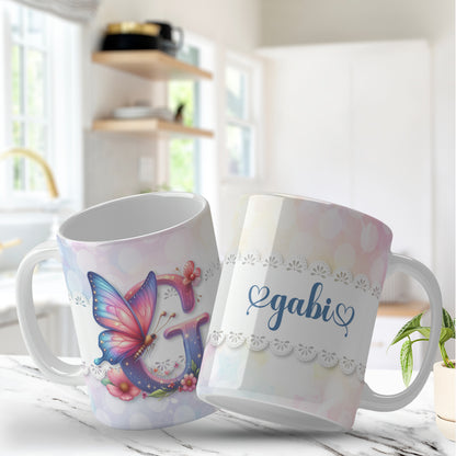 Personalized floral monogram mug with butterflies for sublimation, Caneca monograma personalizada com borboletas e flores para sublimação, Custom name and initial mug design with pastel butterflies and flowers, Caneca com nome e inicial personalizada com borboletas e flores delicadas, Butterfly and floral mug wrap for 11oz and 15oz sublimation mugs