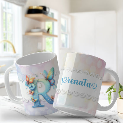 Envoltório de caneca com borboletas e flores para canecas de 325ml e 450ml, Elegant monogram initial mug design for personalized gifts, Design elegante de caneca com monograma para presentes personalizados, Romantic butterfly monogram mug wrap perfect for women’s gifts, Envoltório romântico de caneca com borboletas ideal para presentear mulheres.