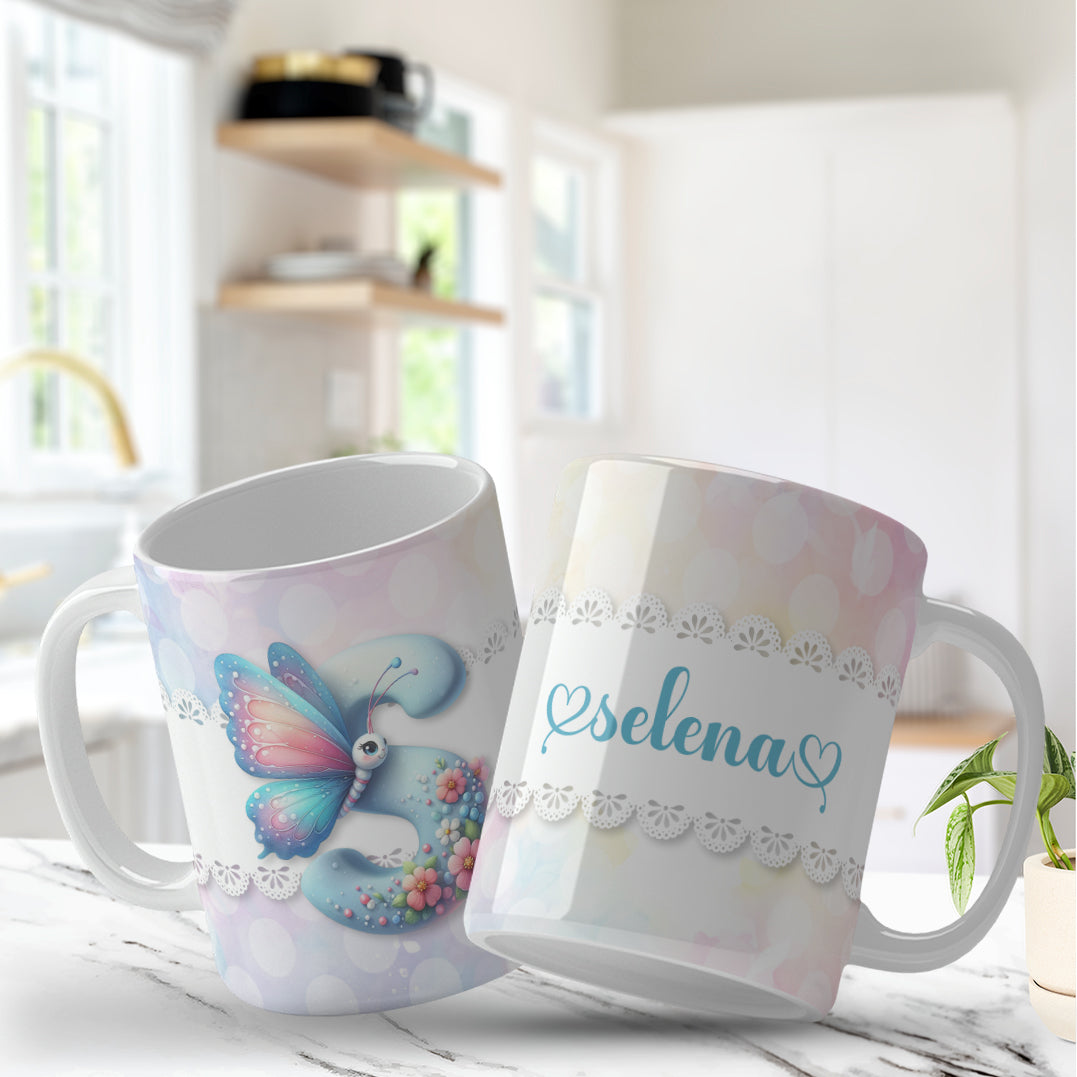 Envoltório de caneca com borboletas e flores para canecas de 325ml e 450ml, Elegant monogram initial mug design for personalized gifts, Design elegante de caneca com monograma para presentes personalizados, Romantic butterfly monogram mug wrap perfect for women’s gifts, Envoltório romântico de caneca com borboletas ideal para presentear mulheres.
