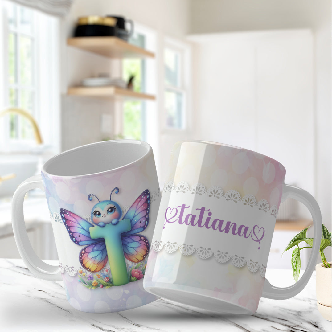 Envoltório de caneca com borboletas e flores para canecas de 325ml e 450ml, Elegant monogram initial mug design for personalized gifts, Design elegante de caneca com monograma para presentes personalizados, Romantic butterfly monogram mug wrap perfect for women’s gifts, Envoltório romântico de caneca com borboletas ideal para presentear mulheres.