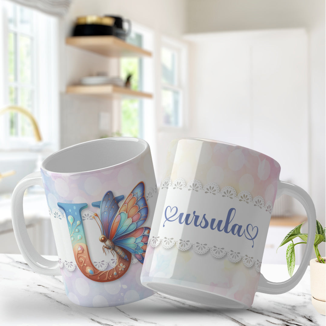 Envoltório de caneca com borboletas e flores para canecas de 325ml e 450ml, Elegant monogram initial mug design for personalized gifts, Design elegante de caneca com monograma para presentes personalizados, Romantic butterfly monogram mug wrap perfect for women’s gifts, Envoltório romântico de caneca com borboletas ideal para presentear mulheres.
