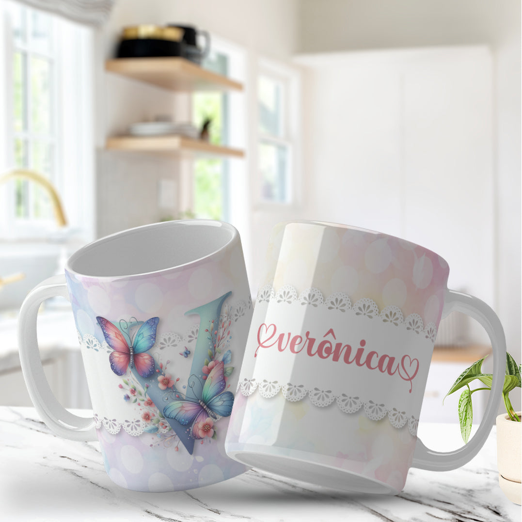 Envoltório de caneca com borboletas e flores para canecas de 325ml e 450ml, Elegant monogram initial mug design for personalized gifts, Design elegante de caneca com monograma para presentes personalizados, Romantic butterfly monogram mug wrap perfect for women’s gifts, Envoltório romântico de caneca com borboletas ideal para presentear mulheres.