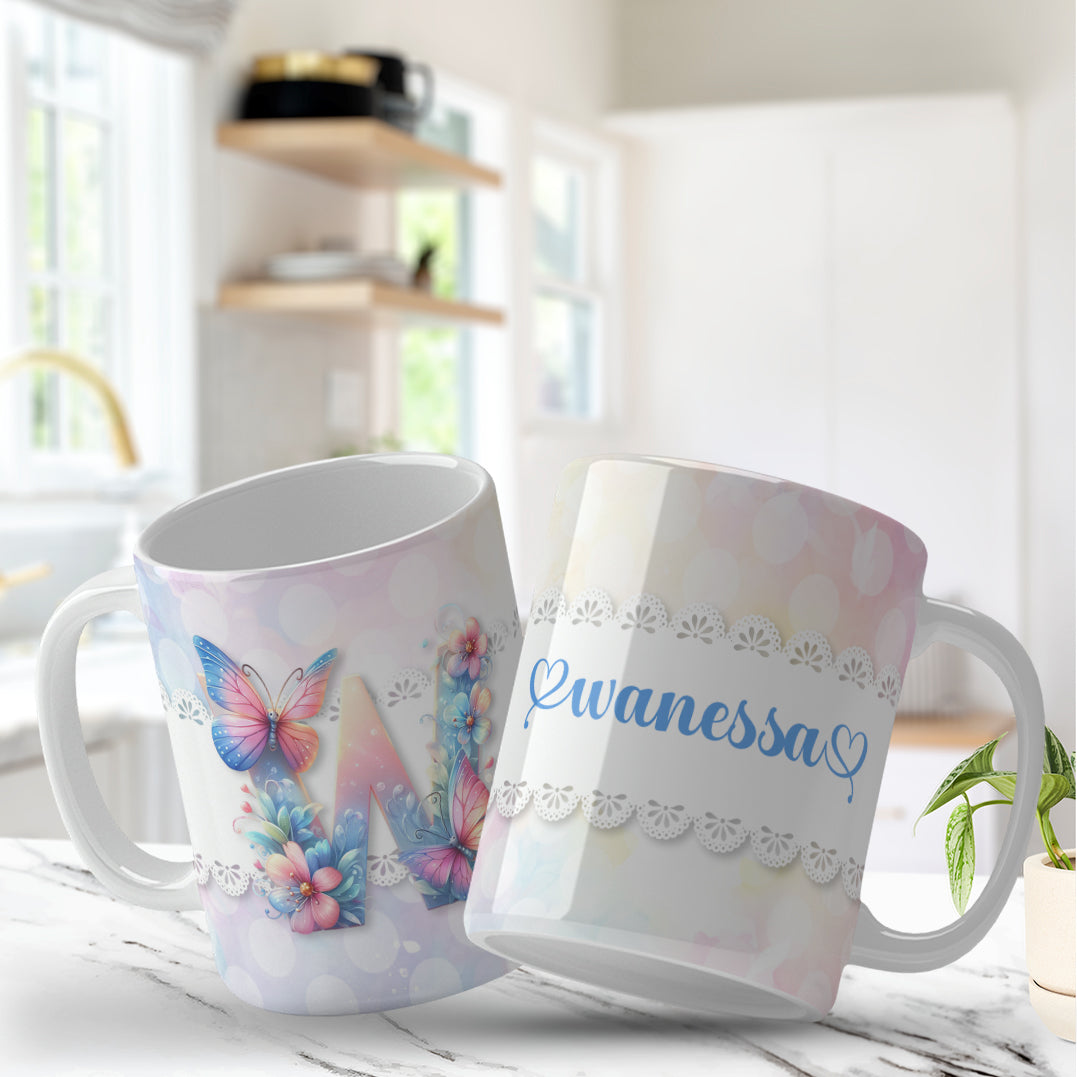 Envoltório de caneca com borboletas e flores para canecas de 325ml e 450ml, Elegant monogram initial mug design for personalized gifts, Design elegante de caneca com monograma para presentes personalizados, Romantic butterfly monogram mug wrap perfect for women’s gifts, Envoltório romântico de caneca com borboletas ideal para presentear mulheres.