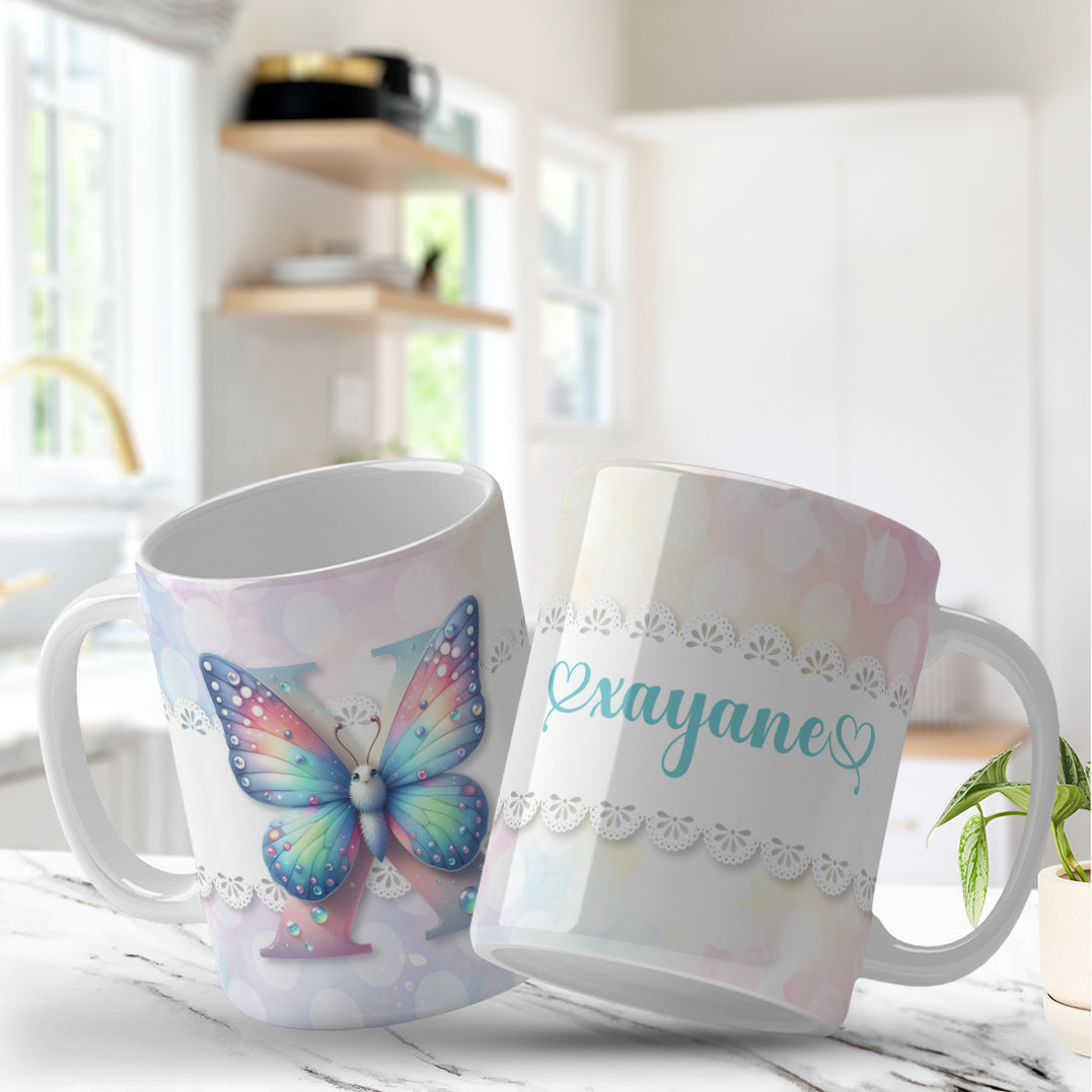 Envoltório de caneca com borboletas e flores para canecas de 325ml e 450ml, Elegant monogram initial mug design for personalized gifts, Design elegante de caneca com monograma para presentes personalizados, Romantic butterfly monogram mug wrap perfect for women’s gifts, Envoltório romântico de caneca com borboletas ideal para presentear mulheres.