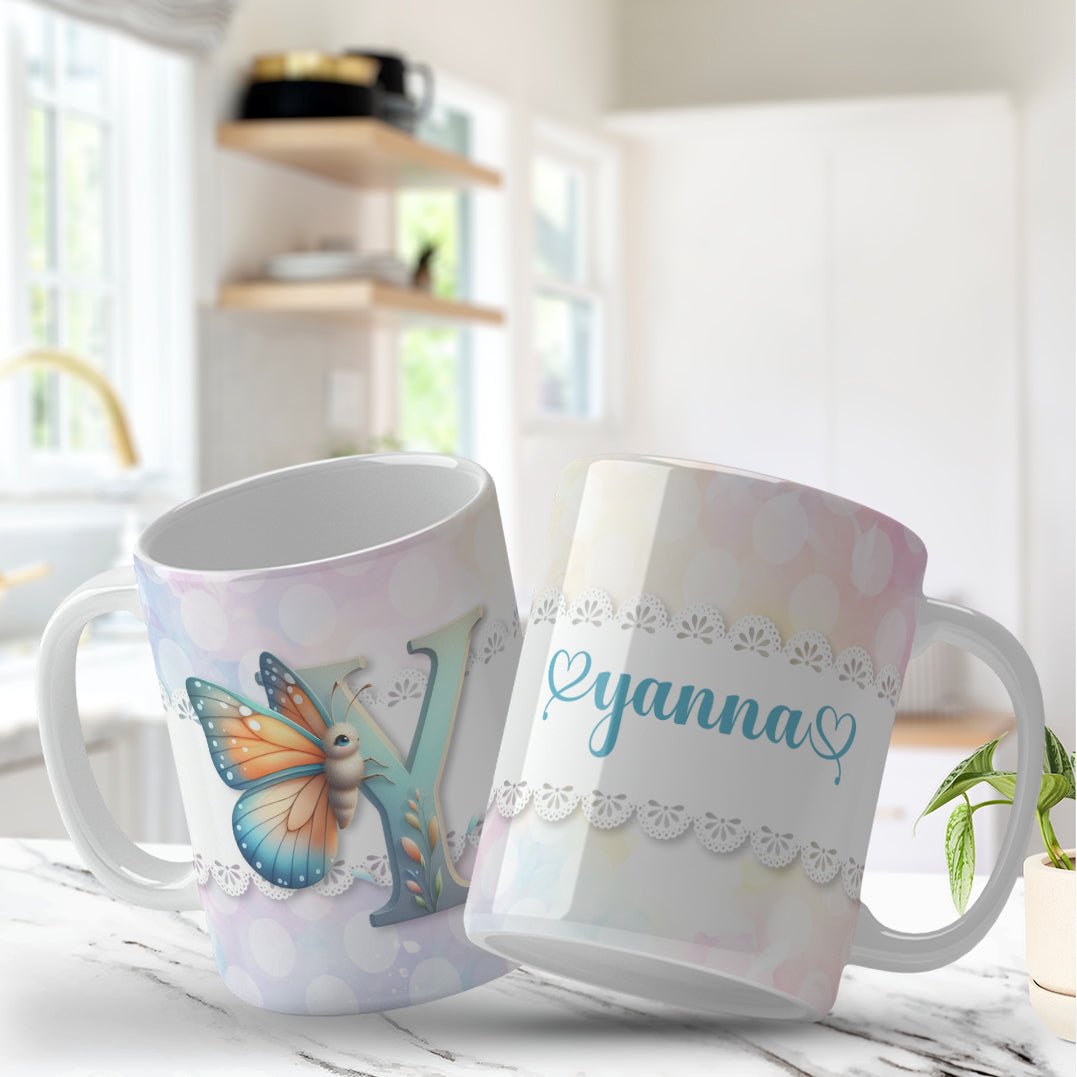 Envoltório de caneca com borboletas e flores para canecas de 325ml e 450ml, Elegant monogram initial mug design for personalized gifts, Design elegante de caneca com monograma para presentes personalizados, Romantic butterfly monogram mug wrap perfect for women’s gifts, Envoltório romântico de caneca com borboletas ideal para presentear mulheres.